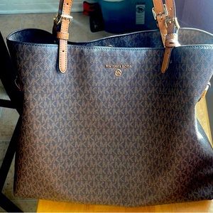 Signature Chic Style Spacious MICHAEL Michael Kors Lenox tote